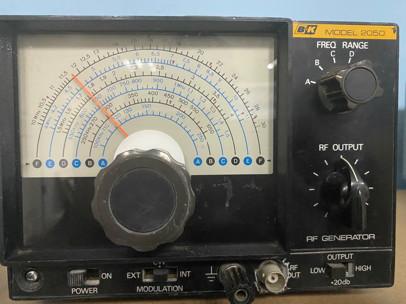 B&K Precision Model 2050 RF Generator, generador de radiofrecuencia para pruebas y calibración